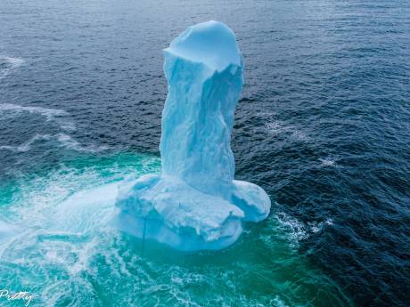 Un photographe tombe sur un iceberg à la forme particulière