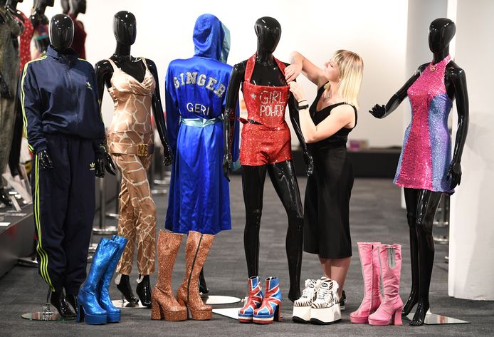 De kledij van de vijf Spice Girls wordt tentoongesteld in Londen.