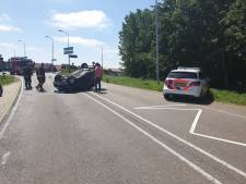 Auto slaat over de kop in Weteringbrug, twee personen afgevoerd