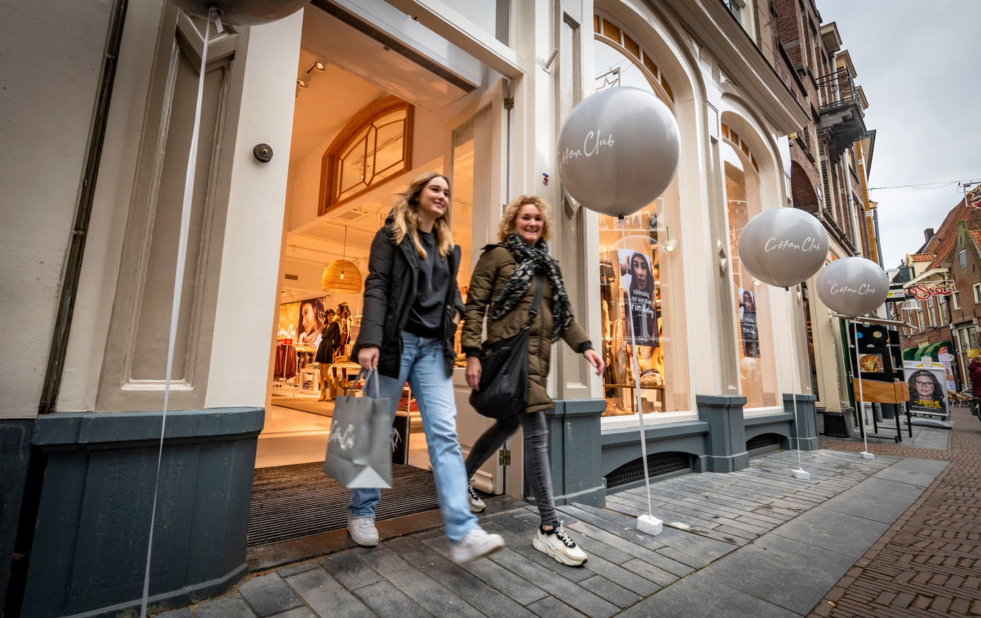 Naniek Thijsen en haar moeder lopen tevreden naar buiten na hun eerste aankoop in Cotton Club. De grote winkelketen opende vandaag voor het eerst de deuren in Zutphen. Waar dit soort winkelformules Zutphen tot op heden links lieten liggen, weten ze Zutphen nu wel te vinden.