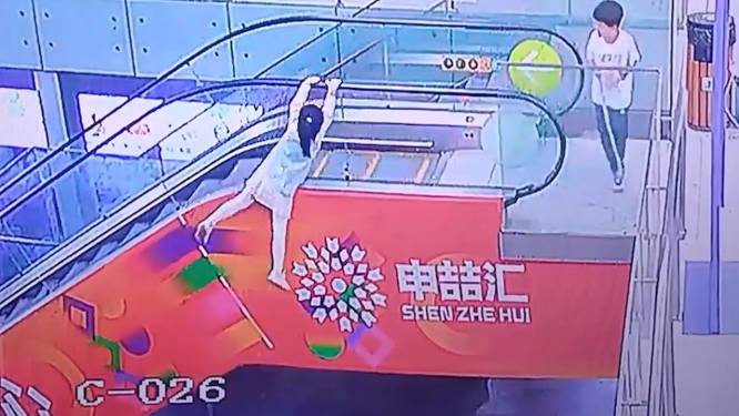 Une petite fille coincée sur un escalator secourue in extremis en Chine