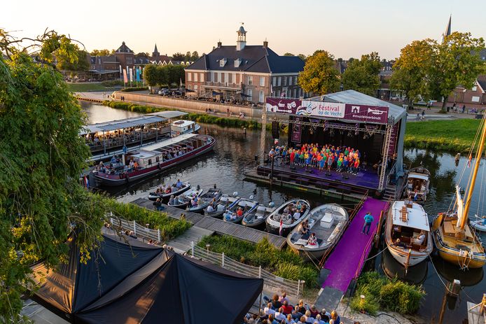 Het drijvende podium voor Festival op de Vecht was de vorige editie nog gericht op hotel De Zon. Komende editie kijken de artiesten de stad in.