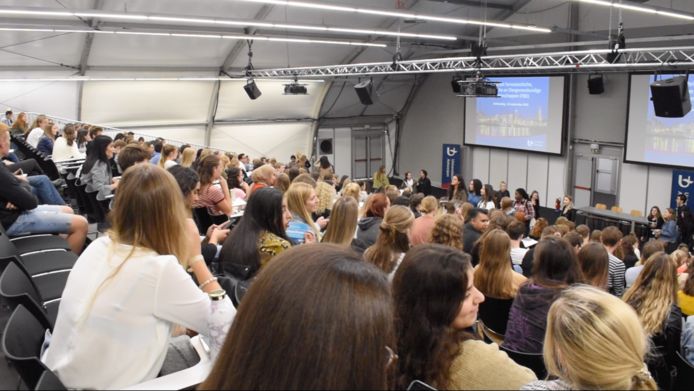 Een volle aula van de Universiteit Antwerpen, voor de corona-uitbraak.