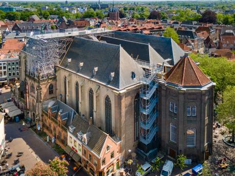 Waarom Grote Kerk in Zwolle wéér in steigers staat (en dat jonge mannen verleidt tot gevaarlijke actie)