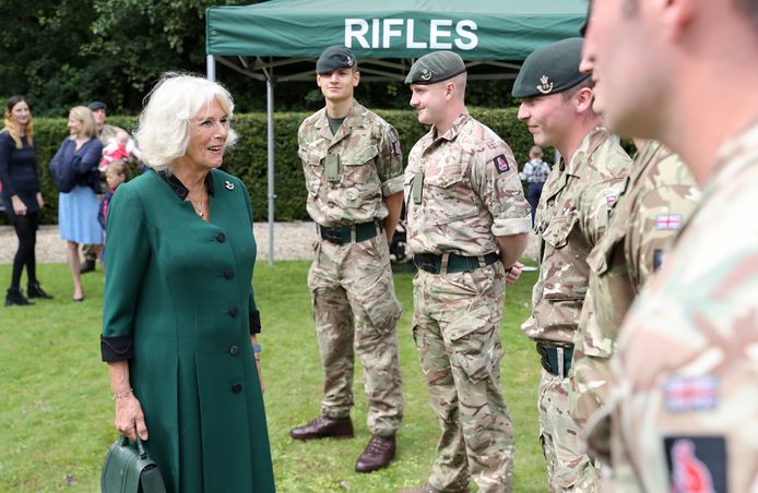 Camilla begroet de soldaten van 'The Rifles'