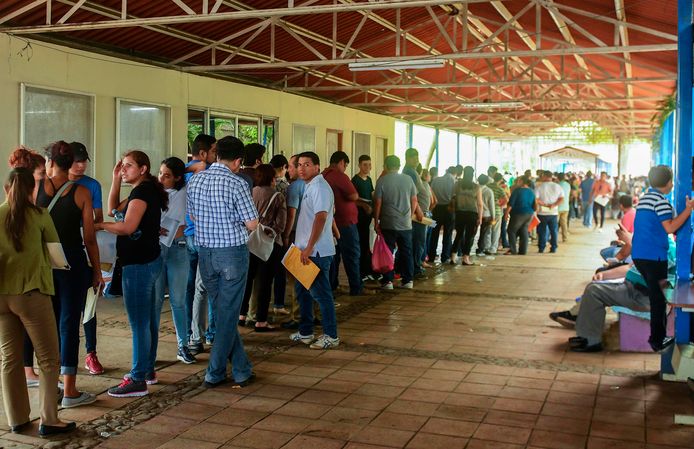Nicaraguanen staan in de rij bij een migratiekantoor in Managua, om hun paspoort te aan te vragen om naar een ander land te kunnen verhuizen om te ontkomen aan de crisis, die na twee maanden al zeker 152 doden heeft geëist.