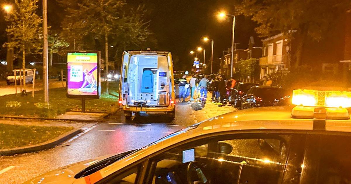 Bestuurder huurscooter gewond bij aanrijding in Enschede: scooter komt 40 meter verderop terecht.