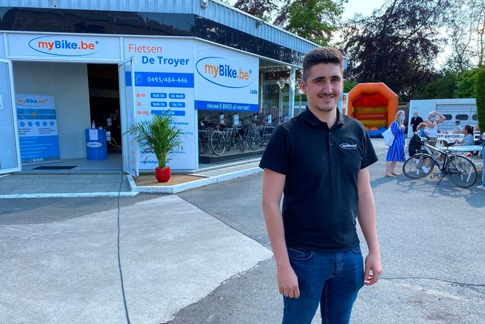 Fietsenmaker Kenneth De Troyer presenteerde tijdens het weekend van 29 en 30 mei trots zijn nieuwe zaak langs de Gentsesteenweg in Vlierzele.