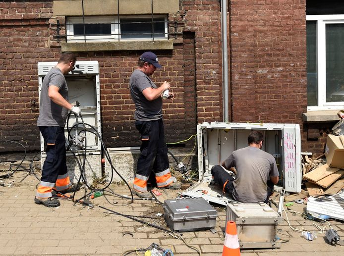 Medewerkers van netbeheerder Resa werken aan de stroomvoorziening in de zwaar getroffen Luikse gemeente Trooz.