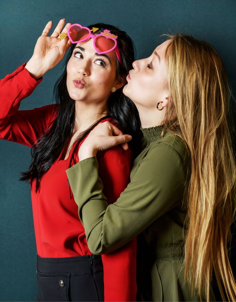 Leena (rechts): ‘Een man vond het maar niks dat het hondje van zijn date lag te slapen op tafel. Toen hij het achteraf toch wilde aaien, at dat beest bijna zijn hand op!’ Beeld Geert Van De Velde
