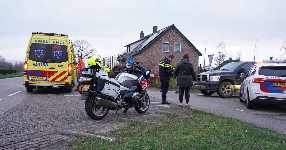 auto belandt op zn kant • agent aangereden door bromfietser.