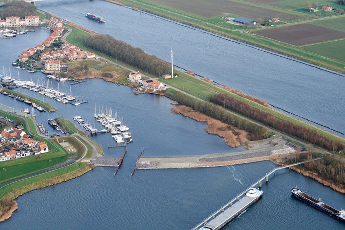 De haven van Tholen. Op het keermiddel ligt de rolbrug.