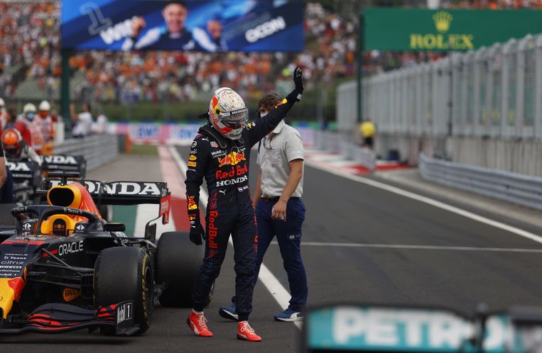 Verstappen strompelt in beschadigde auto naar zomerstop ...