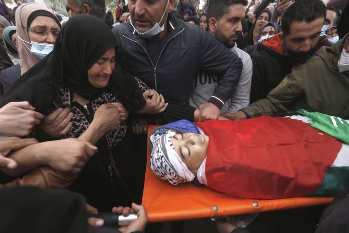 Volgens Palestijnse bronnen is de jongen door een Israëlische militair in zijn maag geschoten.