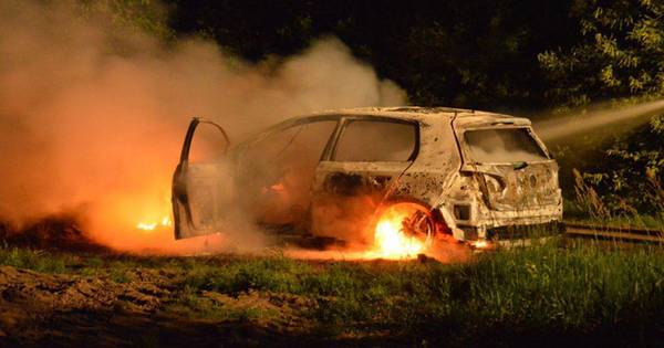 Man (40) uit Steenwijk verzon overval en stak eigen auto in brand om van schulden af te komen.