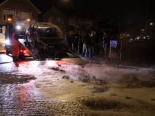 Zo'n 200 man kijkt toe hoe auto uitbrandt op beruchte kruising in Veen