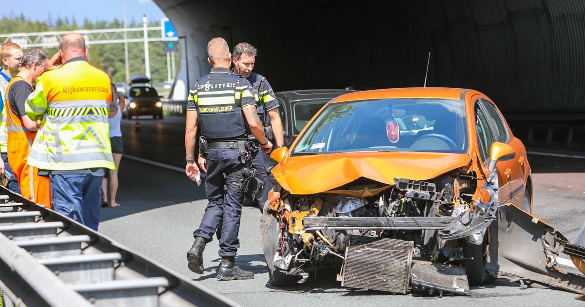 Fikse file op A50 neemt af, weg weer vrij na ongeluk.