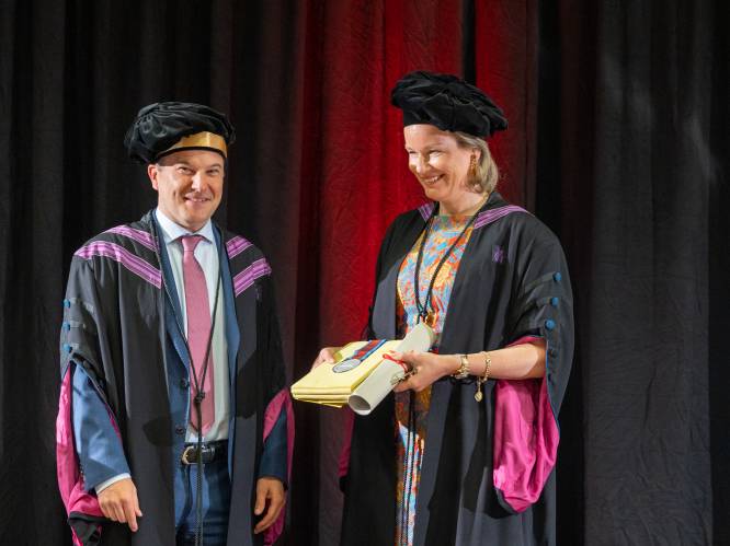 ZIEN. Koningin Mathilde ontvangt eredoctoraat aan UHasselt: “Dit laat me niet onberoerd”