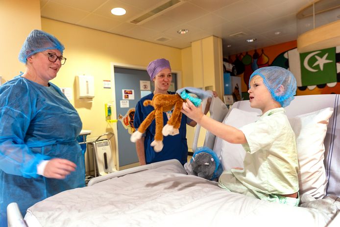 in-dit-ziekenhuis-krijgt-rst-de-teddybeer-een-infuus-daarna-het