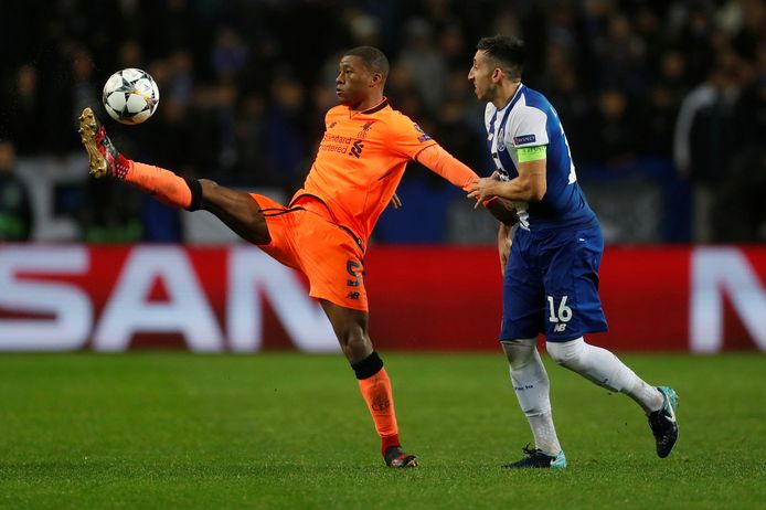 Georginio Wijnaldum houdt de Mexicaanse middenvelder Hector Herrera (FC Porto) van zich af.
