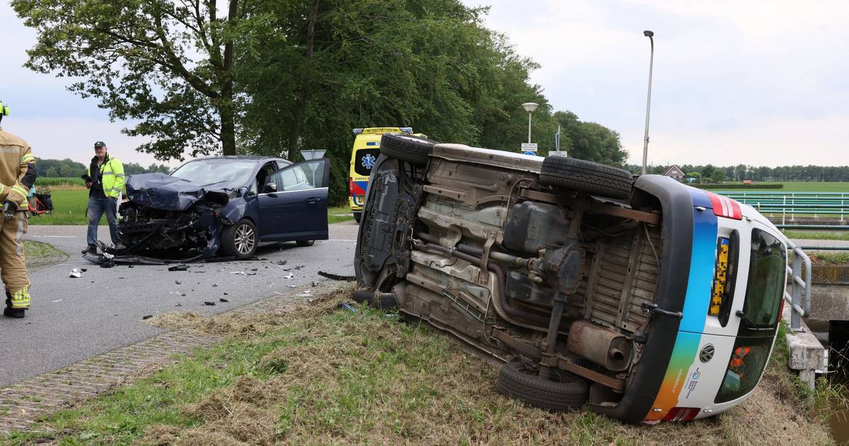 Bestelbus belandt zijwaarts langs de sloot bij Lemelerveld door botsing met auto.