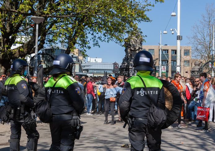 De ME drijft bezoekers langzaam naar de uitgang van het Vondelpark.