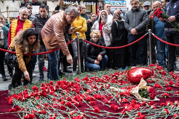 De slachtoffers van de aanslag worden herdacht met bloemen.