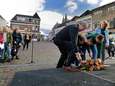 Leerlingen leggen krans bij Polar Bear monument in Roosendaal