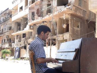 Syrische pianist treedt nu op in Vlaamse cultuurcentra: “Niet meer tussen ruïnes. Maar verwoesting zit nog steeds in zijn hoofd”