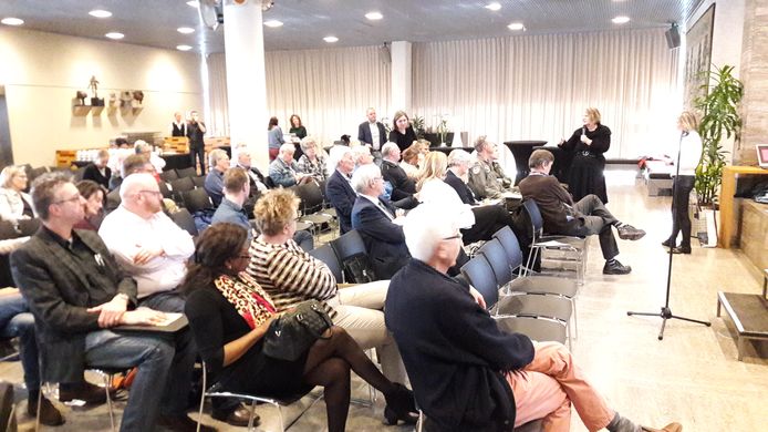 Wethouder Mary-Ann Schreurs (rechts, met microfoon) aan het woord tijdens een informatiebijeenkomst voor omwonenden van Eindhoven Airport in het stadhuis.