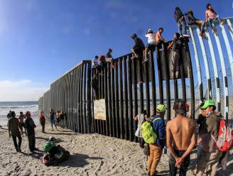 “Eén stap verwijderd van nieuw leven”: eerste honderden migranten uit de karavaan bereiken grens met VS