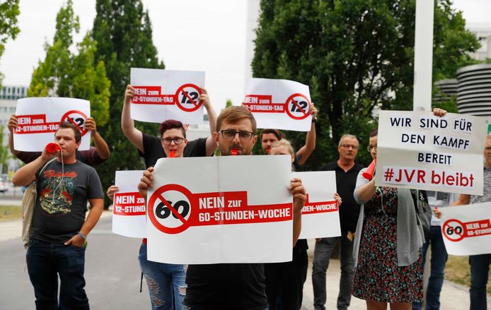 Protesten in Linz, Oostenrijk. Oostenrijkers demonstreerden afgelopen weekend tegen plannen van de regering om de maximum werktijd per week te verhogen. De wetswijziging werd donderdag goedgekeurd.