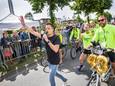 Mitchel Viljeer, alias Mitchel aan de Maas, verhoogde de feeststemming tijdens de doorkomst van de Roparun-teams in Oud-Beijerland.