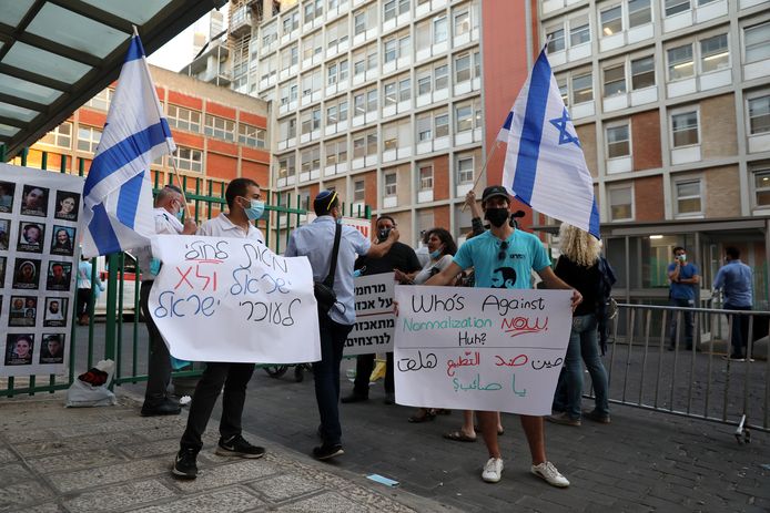 Extreemrechtse Israëli's demonstreerden aan het ziekenhuis in Jeruzalem. Zij vinden het niet kunnen dat Erekat in een Israëlisch ziekenhuis een medische behandeling kreeg.