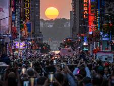 “Quelque chose d’unique”: une foule immense à New York pour admirer le merveilleux “Manhattanhenge” 
