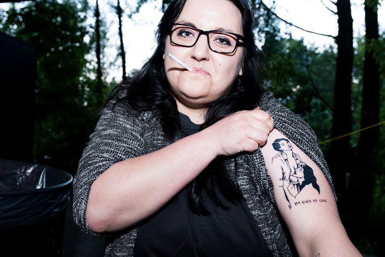 Wiktoria Beczek showt haar tattoo. 
