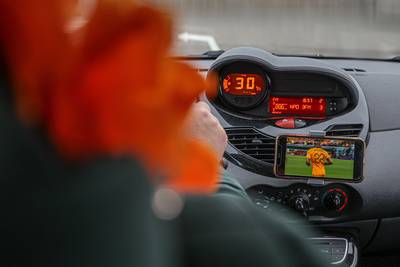 Mag je naar Oranje kijken tijdens het autorijden?