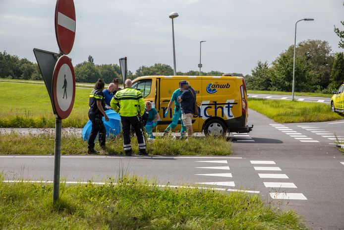 Een fietsster is donderdagmiddag rond 13:00 uur gewond geraakt bij een aanrijding met een bestelbus in Rucphen. Op een kruising tussen de Rucphenseweg en de oprit van de A58.