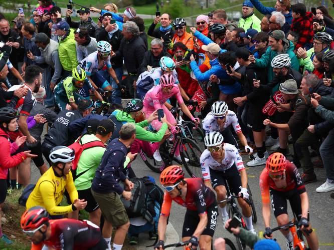 LIVEBLOG GIRO. Kopgroep van tien renners trekt naar laatste twee beklimmingen, wat schudt Pogacar uit zijn mouw?