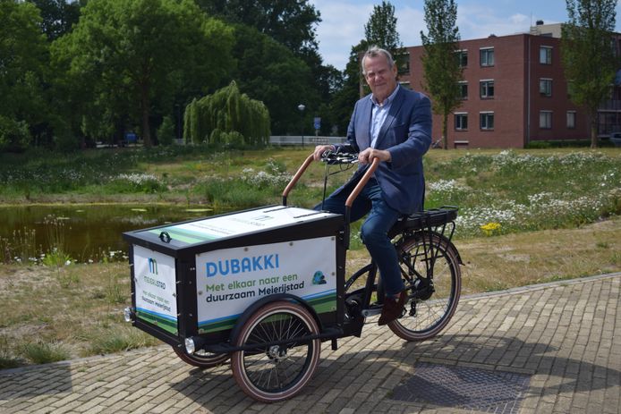 Afvalwethouder Harry van Rooijen op Dubakkie, een elektrische bakfiets die inwoners gratis kunnen lenen voor een opschoonactie in hun buurt. Een nieuw wapen tegen zwerfafval dus.
