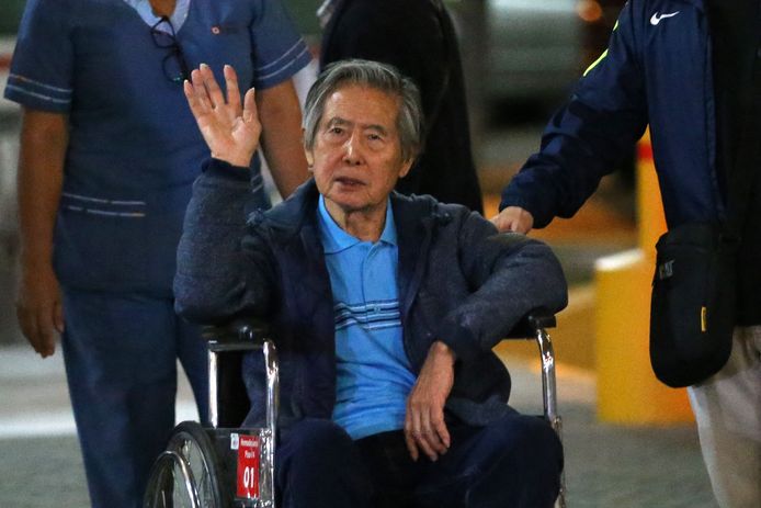De voormalige Peruaanse president Alberto Fujimori zwaait naar zijn aanhangers als hij op 4 januari 2018 in een rolstoel het ziekenhuis verlaat waar hij twaalf dagen werd verpleegd. Op kerstavond kreeg hij in het ziekenhuis het omstreden pardon waardoor hij enkele maanden vrijkwam.