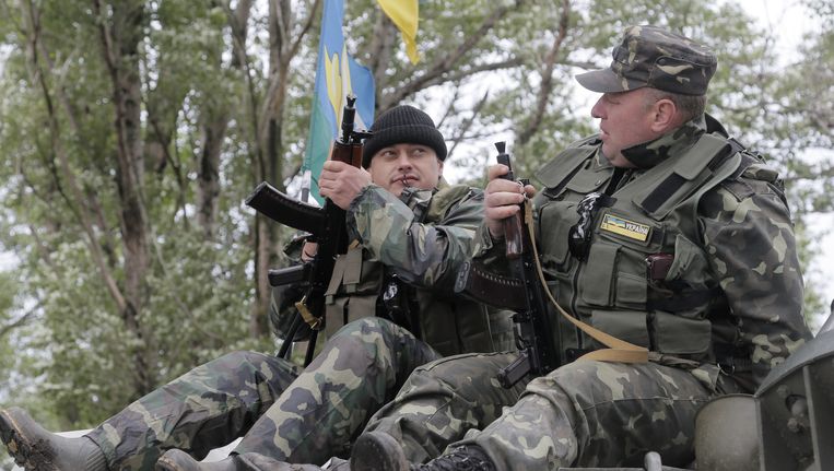 Militairen van het Oekraïense leger in Slavjansk. Beeld ap
