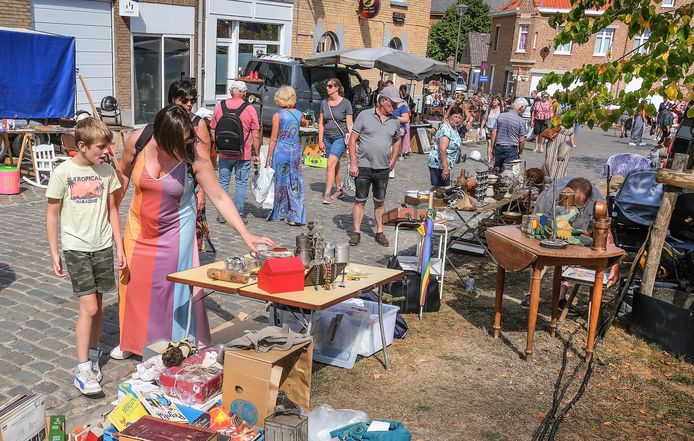 Onder meer Annelies Cappaert en Emerick Simoen uit Zedelgem kwamen er spulletjes zoeken. “We komen eigenlijk heel graag naar de rommelmarkt hier”, zegt Annelies.