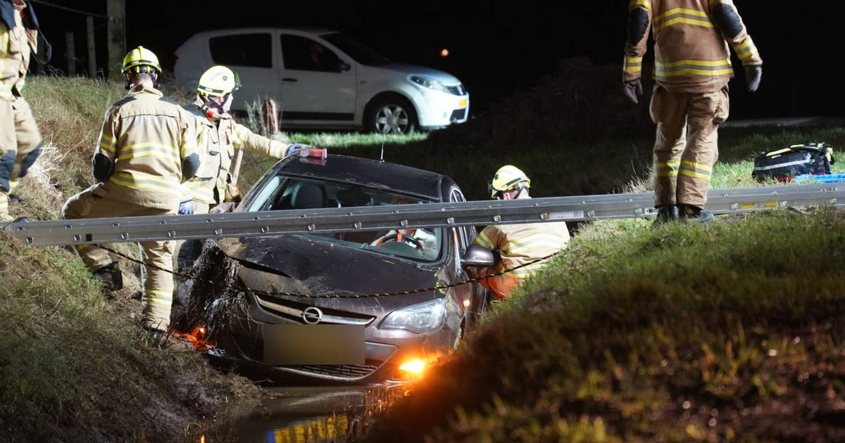 Auto belandt in sloot: bestuurster bevrijd door brandweer