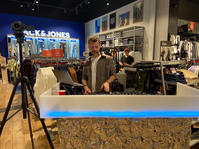 Dj op de preopeningsavond