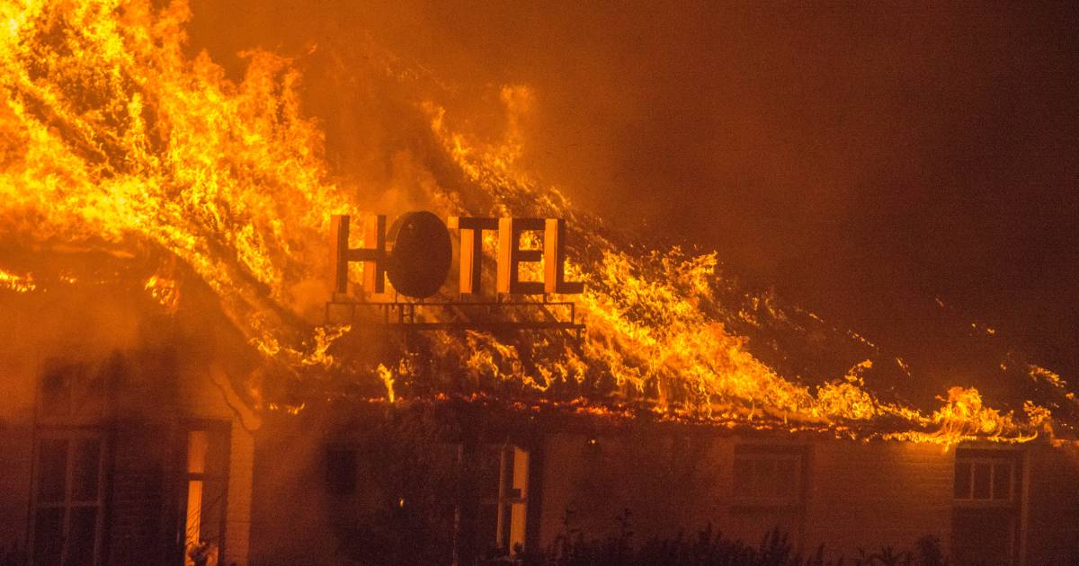 Zeer grote brand in Wanneperveen: voormalig hotel de Blauwe Hand gaat op in vlammen.