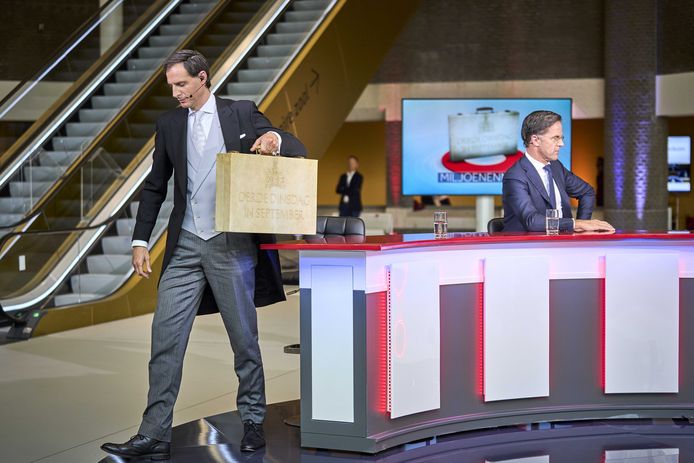 Demissionair minister Wopke Hoekstra (Financien, CDA) met demissionair premier Mark Rutte op Prinsjesdag na afloop van het presenteren van de miljoenennota.