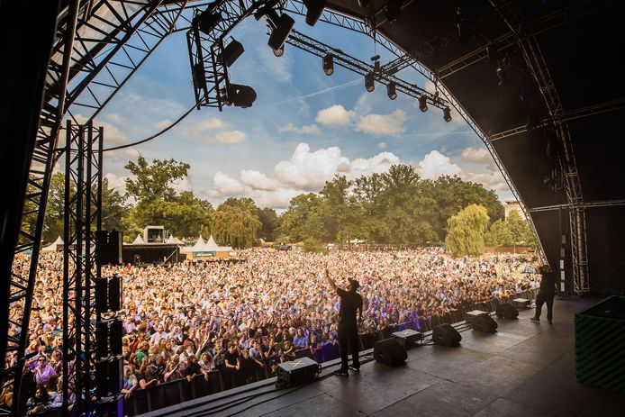 Beeld van de eerste editie van een zonovergoten In het Volkspark Festival