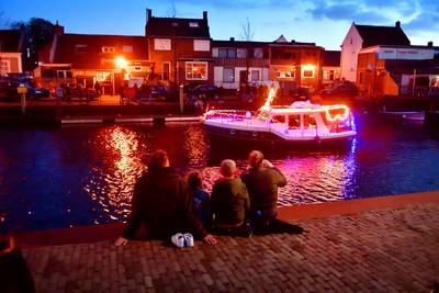 Verlichte botenshow geeft kleur aan Lage Zwaluwe