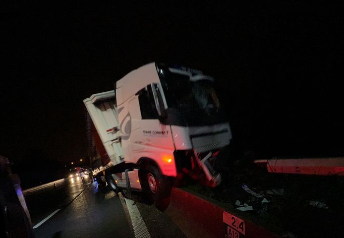 Een vrachtwagen ging vrijdagnacht door de middenberm en versperde urenlang minstens twee rijstroken.
